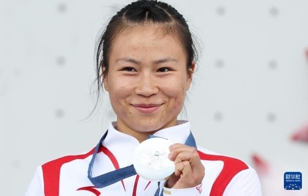 北京時(shí)間8月7日，在巴黎奧運(yùn)會(huì)攀巖女子速度賽比賽中，中國(guó)選手鄧麗娟獲得銀牌。圖為亞軍中國(guó)選手鄧麗娟在頒獎(jiǎng)儀式上。新華社記者 高靜 攝