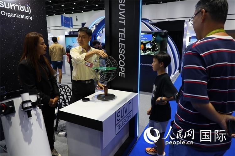 專家向觀眾講述航天知識(shí)。人民網(wǎng)記者簡(jiǎn)承淵攝。