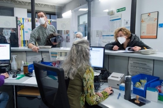 1月15日，人們在西班牙馬德里一家診所內(nèi)就診。新華社發(fā)（古斯塔沃·巴連特攝）