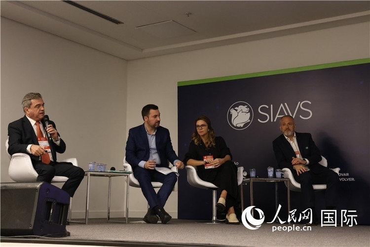 巴西動物蛋白協(xié)會高層管理人員在展覽會舉辦前接受外國記者采訪。 人民網(wǎng)記者 時元皓攝