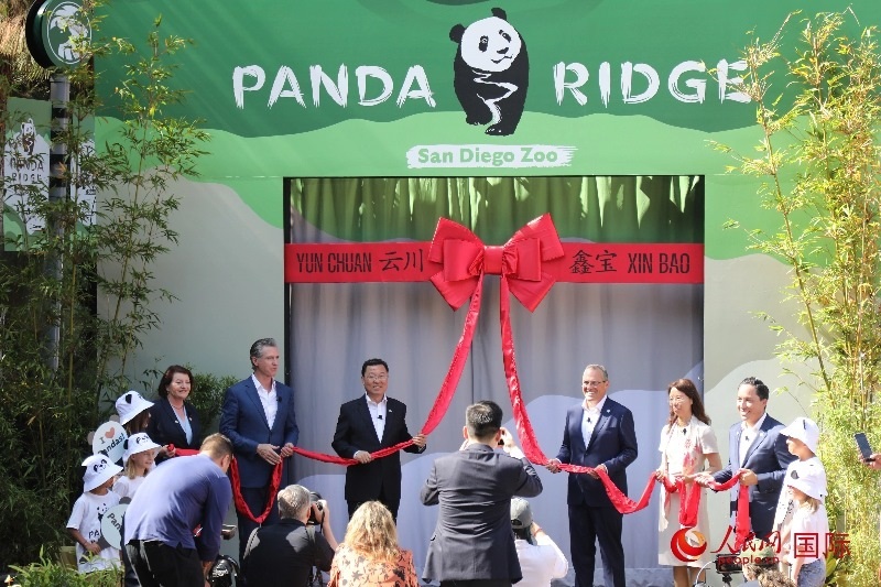 1、中國(guó)駐美國(guó)大使謝鋒、加州州長(zhǎng)紐森、圣迭戈市市長(zhǎng)格洛利亞等人共同為“熊貓嶺”開館剪彩。 人民網(wǎng)記者 李志偉攝
