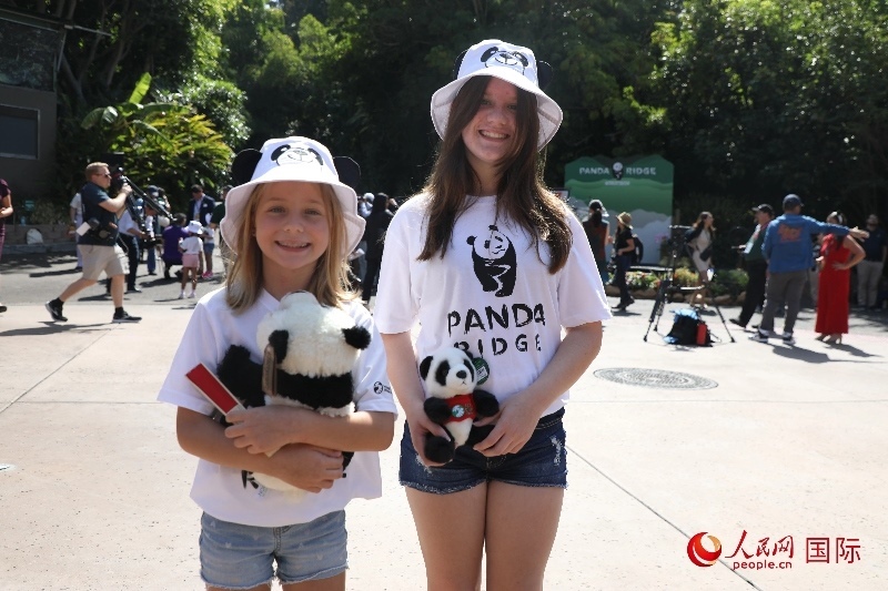 3、美國(guó)當(dāng)?shù)卦S多民眾來圣迭戈動(dòng)物園看熊貓。 人民網(wǎng)記者 李志偉攝