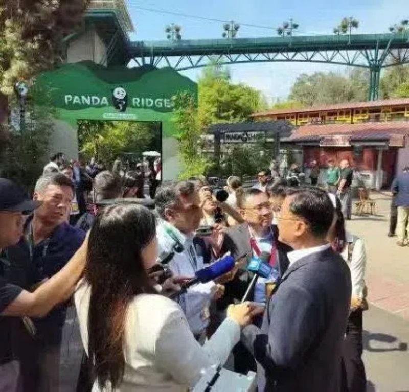 謝鋒大使現(xiàn)場(chǎng)接受記者采訪。中國(guó)駐美大使館供圖