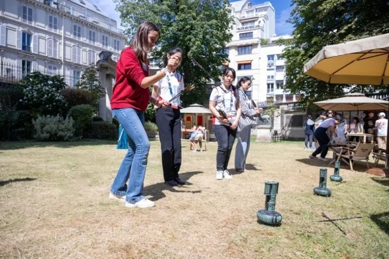 中外友人體驗(yàn)投壺游戲。巴黎