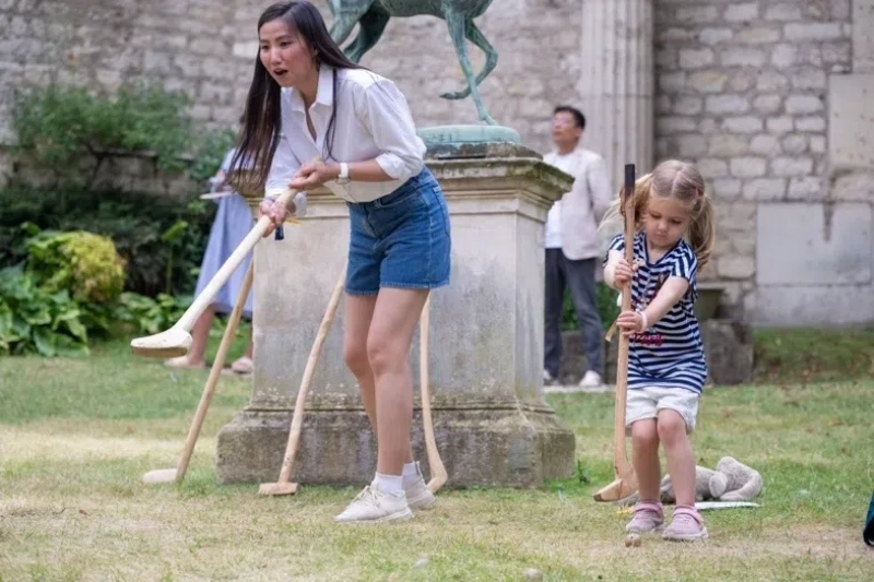 小朋友體驗(yàn)捶丸游戲。巴黎