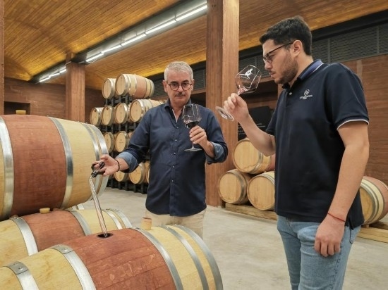  8月7日，尼古拉·格里馬（左）與同事在酒窖中。新華社記者 劉海 攝