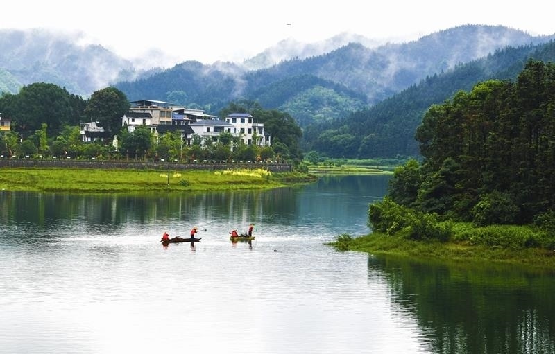 2024年6月5日，志愿者在湖南常寧市洋泉水庫清理水面漂浮物。