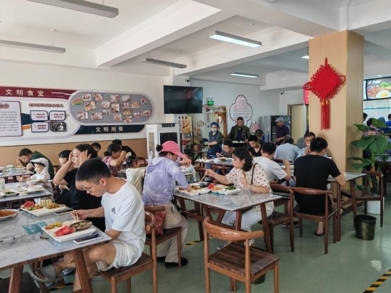 清水灣社區(qū)食堂坐滿了前來就餐的居民。新華社記者 鄒欣媛 攝