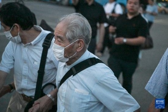 8月12日晚，侵華日軍第七三一部隊(duì)（簡稱“731部隊(duì)”）“少年隊(duì)”原隊(duì)員清水英男，乘機(jī)抵達(dá)哈爾濱。新華社記者 王松 攝