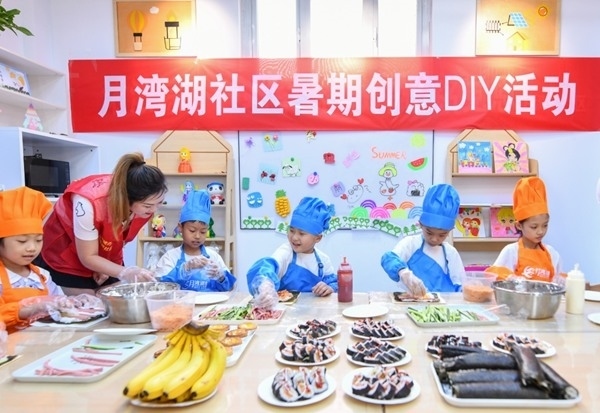 漯河市月灣湖社區(qū)青少年活動(dòng)室里，志愿者教孩子們做手工。 齊國霞攝