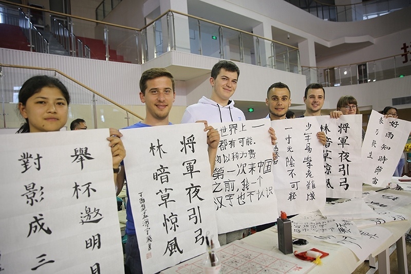 2017年6月5日，來自青島大學(xué)和中國石油大學(xué)（華東）的外國留學(xué)生在展示現(xiàn)場完成的書法作品。