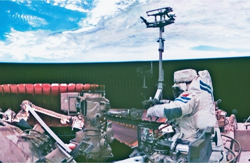 黨的十八大以來(lái)，我國(guó)科技事業(yè)取得歷史性成就、發(fā)生歷史性變革，科技自立自強(qiáng)成果持續(xù)涌現(xiàn)。圖為2024年7月3日在北京航天飛行控制中心拍攝的神舟十八號(hào)航天員李聰在空間站組合體艙外作業(yè)的畫(huà)面。 新華社記者 郭中正/攝