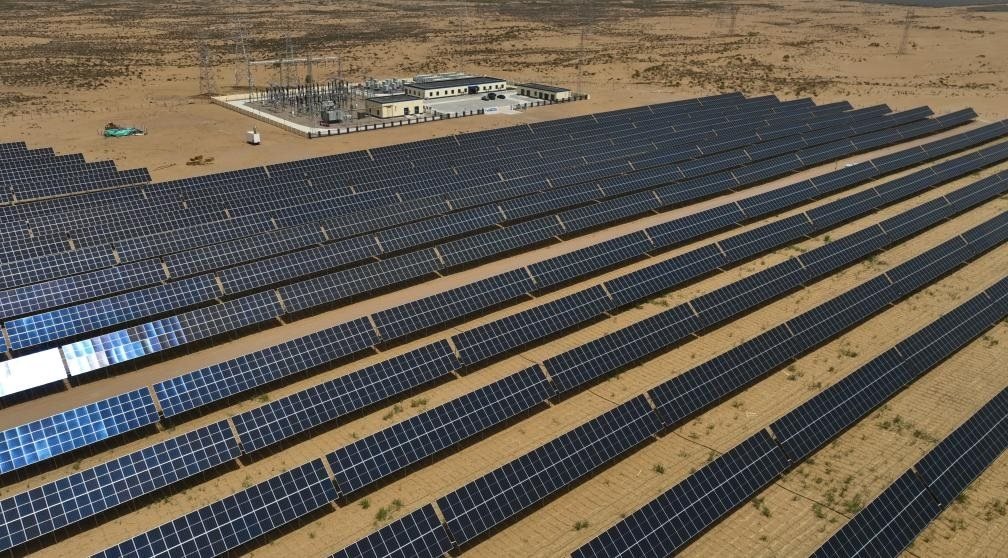 這是2024年5月16日拍攝的內(nèi)蒙古巴彥淖爾市磴口縣烏蘭布和沙漠光伏基地。新華社記者李云平攝