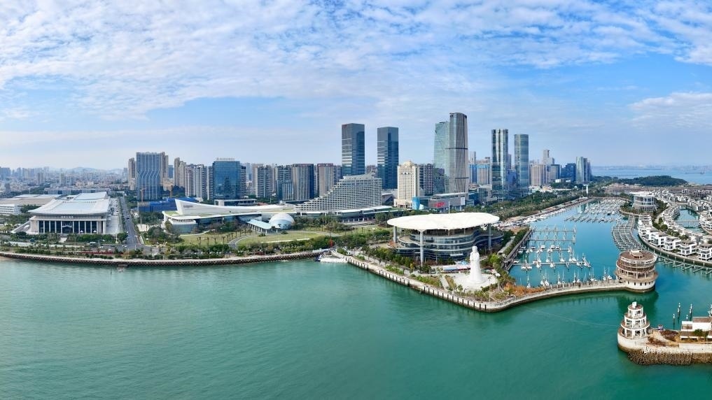 2024年1月24日拍攝的廈門國際會議中心、環(huán)島路一帶濱海城市景觀。新華社記者姜克紅攝