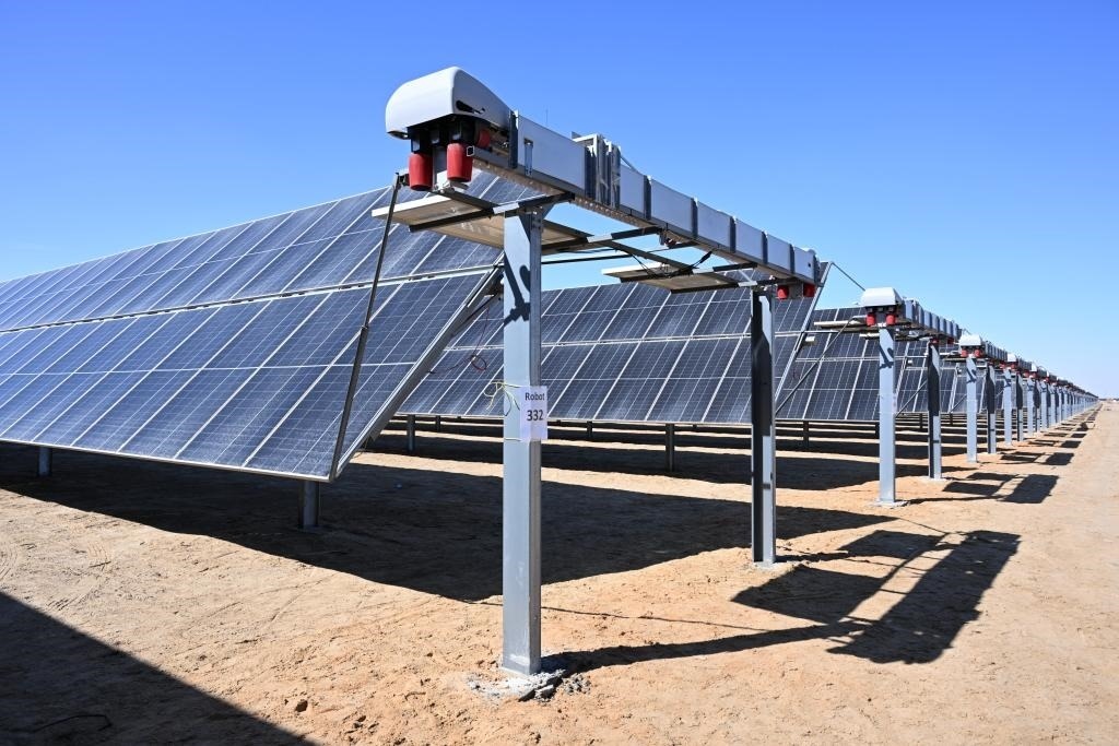 這是2023年3月18日在位于阿聯(lián)酋阿布扎比南部的艾爾達芙拉光伏電站拍攝的光伏板。新華社發(fā)（中國機械設(shè)備工程股份有限公司阿布扎比分公司供圖）