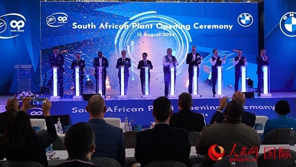 嘉賓點(diǎn)亮燈柱。人民網(wǎng) 張茜攝