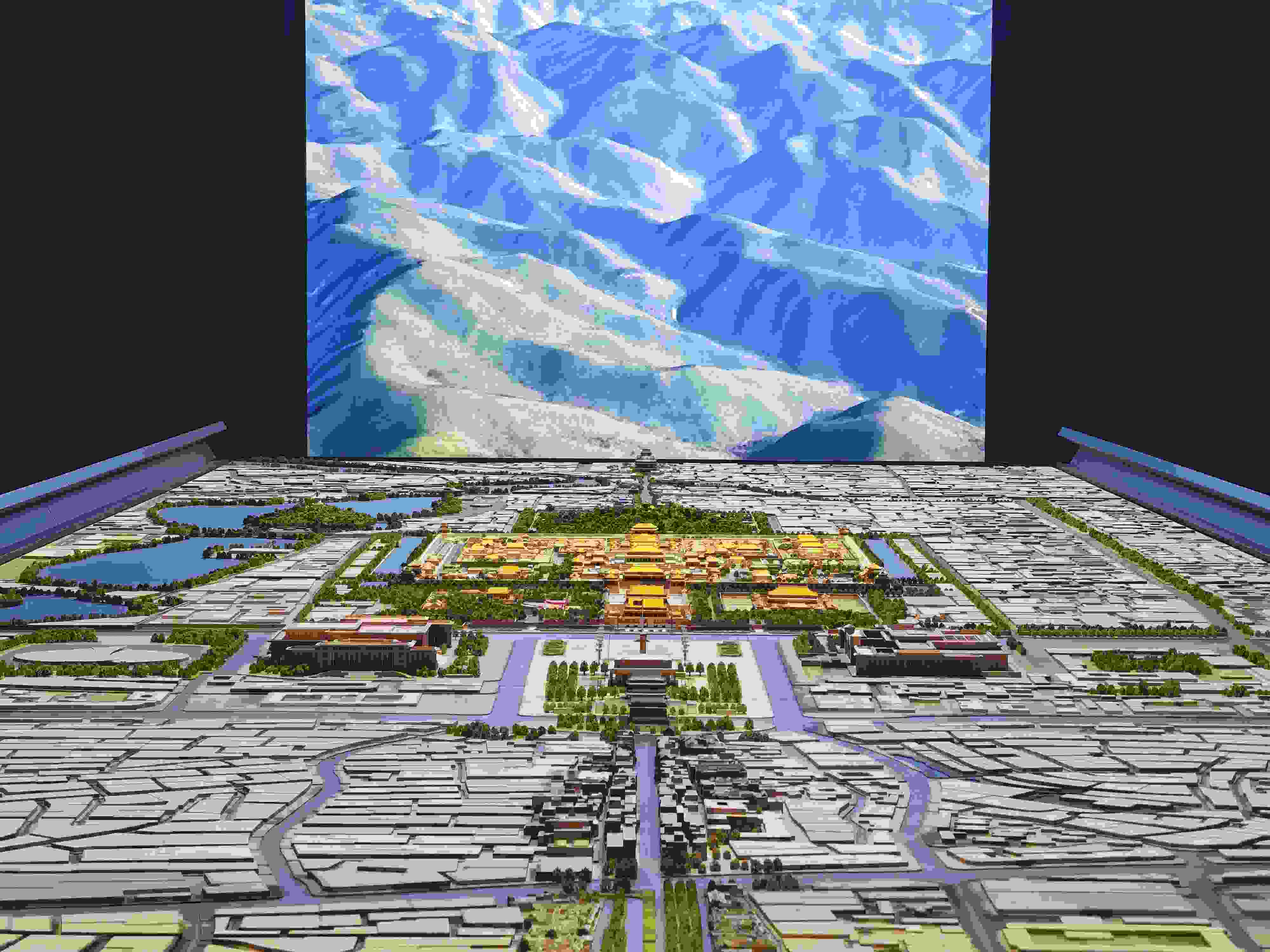 2023年3月，北京首都博物館精心制作的16米長中軸線沙盤，配以立體投影技術(shù)，展現(xiàn)了北京中軸線之壯美。