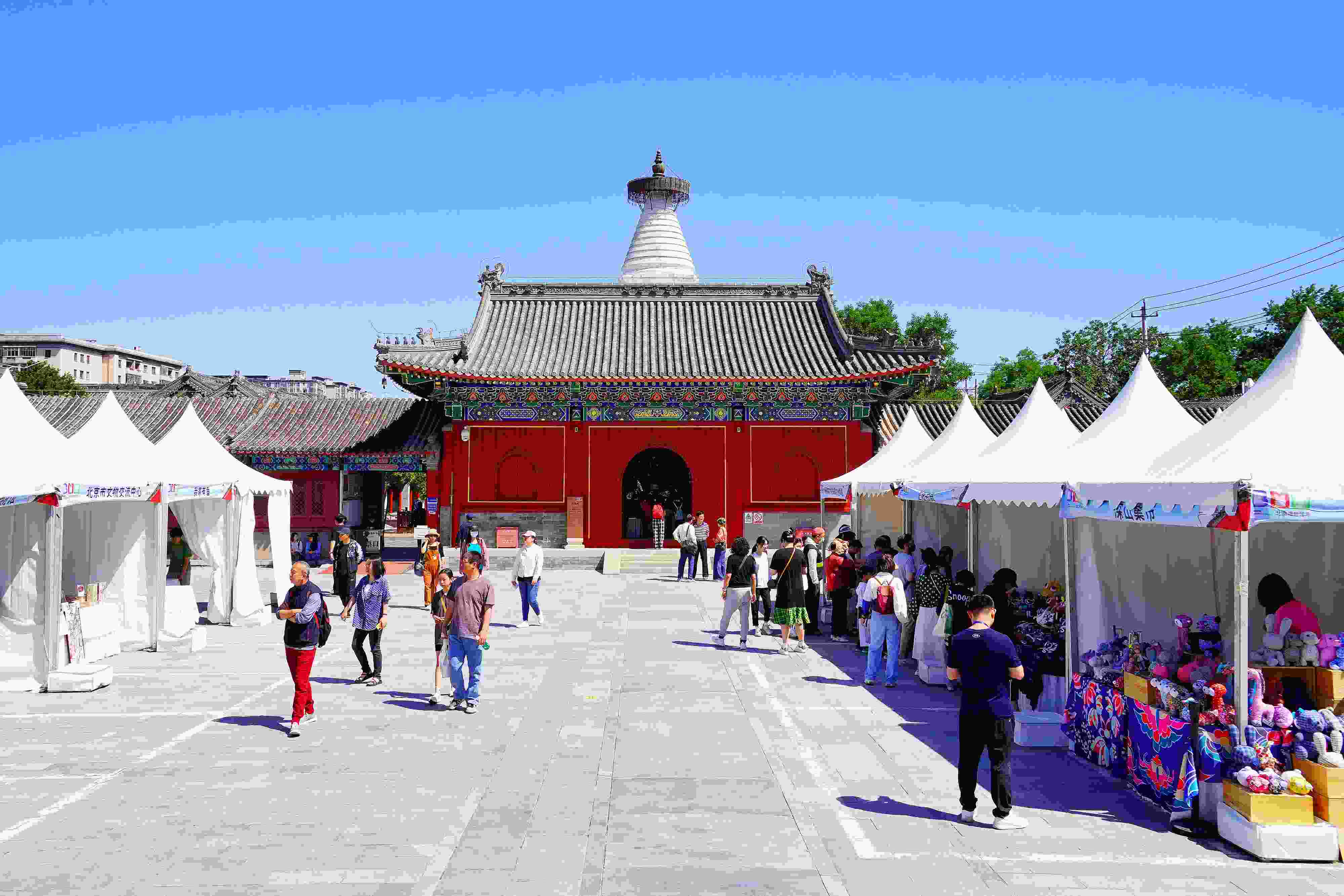 2024年5月，“北京白塔文化市集”在已有700余年歷史的妙應(yīng)寺白塔下舉行。