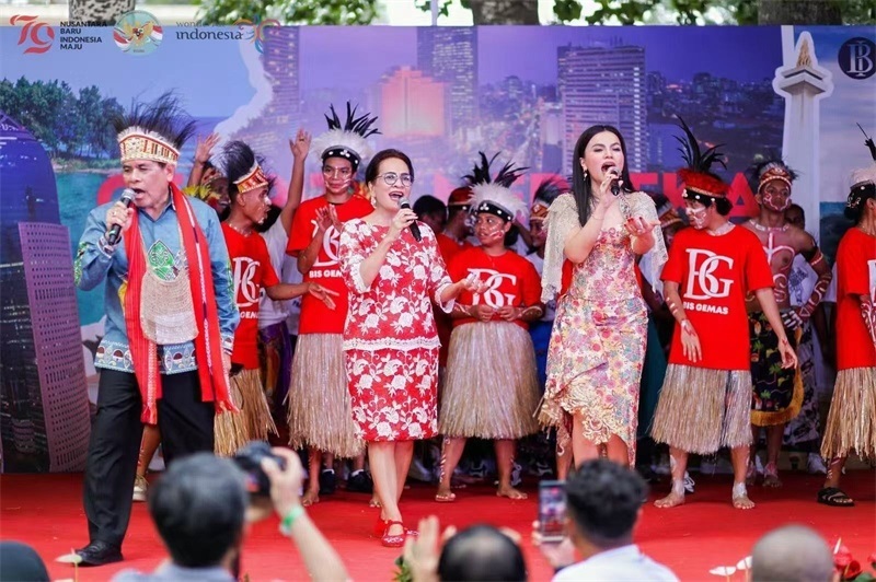 大使夫婦與演員一起共唱《明天會(huì)更好》。