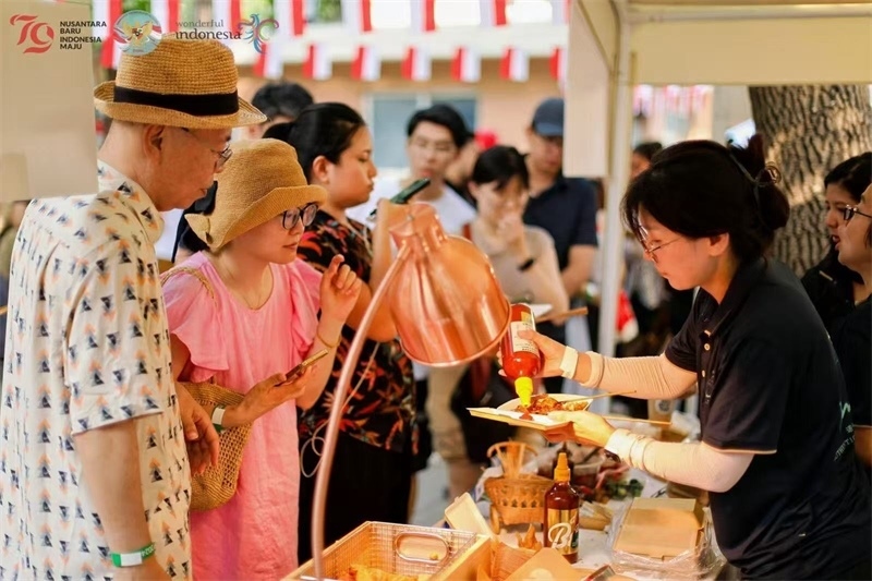 游客品嘗傳統(tǒng)印尼美食。
