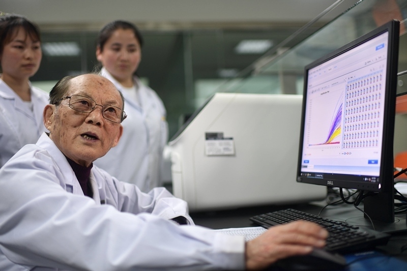 2021年6月17日，吳天一（前）在青海西寧的實(shí)驗(yàn)室內(nèi)和學(xué)生討論。