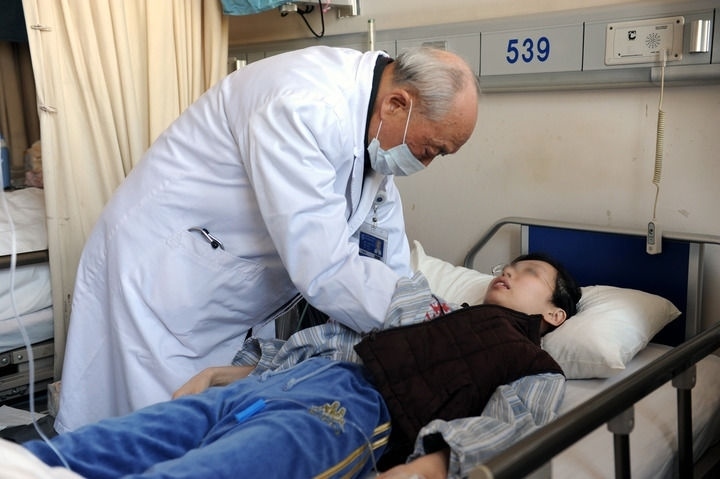 瑞金醫(yī)院終身教授王振義在上海瑞金醫(yī)院為病人看病（資料照片）。 新華社發(fā)