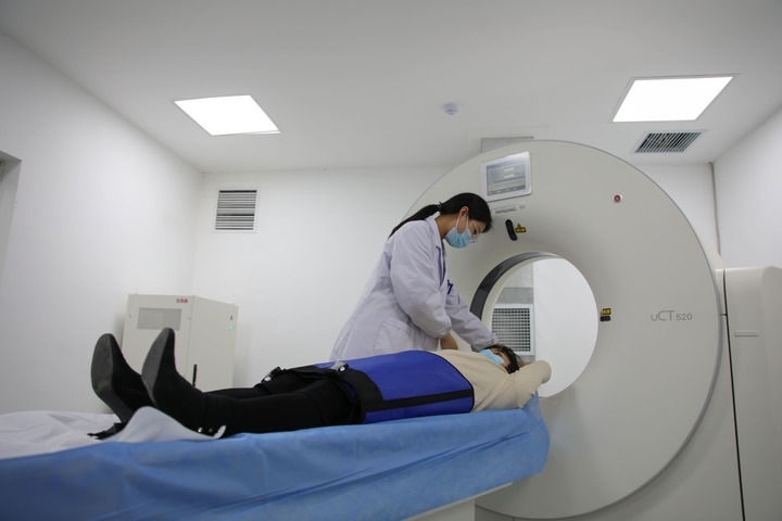 2023年3月2日，安徽省合肥市包河區(qū)煙墩街道社區(qū)衛(wèi)生服務(wù)中心的醫(yī)護(hù)人員為患者進(jìn)行CT檢查。 新華社記者 曹力 攝