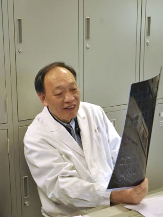 復(fù)旦大學(xué)附屬華山醫(yī)院感染科終身教授翁心華在工作（資料照片）。 新華社發(fā)