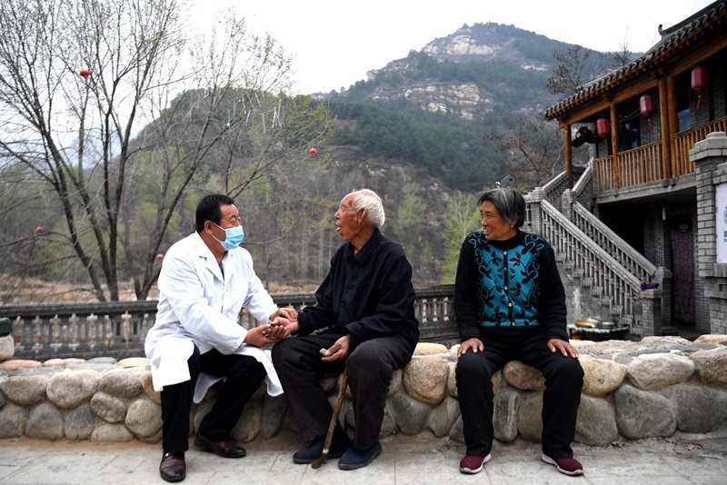 2020年4月15日，在河北阜平縣龍泉關(guān)鎮(zhèn)駱駝灣村，村醫(yī)霍建國為村民把脈。