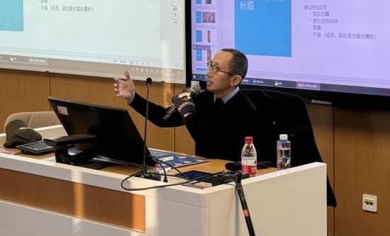 從去年秋天起，還在治療中的朱銳就堅(jiān)持給本科生開(kāi)課。（受訪者供圖）