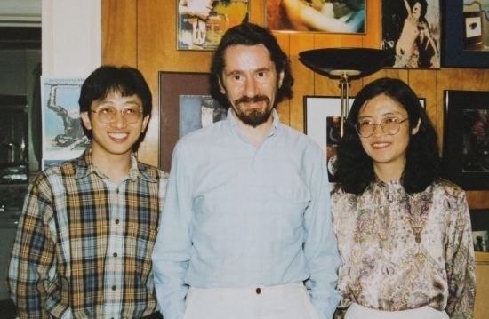 1992年，朱銳（左）赴美國(guó)杜蘭大學(xué)攻讀心靈哲學(xué)與認(rèn)知科學(xué)，師從心靈哲學(xué)和認(rèn)知科學(xué)家Radu Bogdan（中），右為朱銳師姐、北師大教授田平。