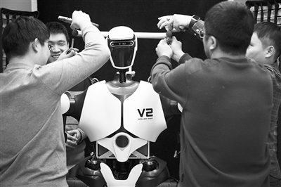 科研人員在調(diào)試機(jī)器人。新華社記者 金立旺攝