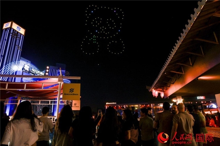 當(dāng)?shù)孛癖娪^看無(wú)人機(jī)表演。人民網(wǎng)記者 宋亦然攝