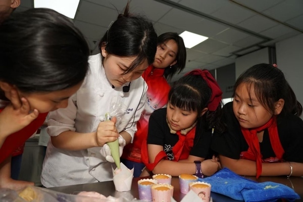 一日營首發(fā)團探訪技能大師工作室并現(xiàn)場開展實踐體驗活動。徐匯區(qū)總工會供圖