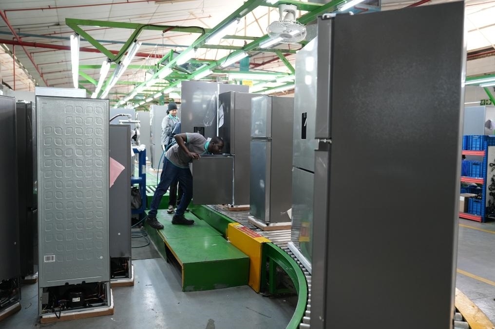 8月14日，在南非開普敦，當(dāng)?shù)貑T工在海信南非工業(yè)園的冰箱生產(chǎn)線上工作。新華社記者王雷攝