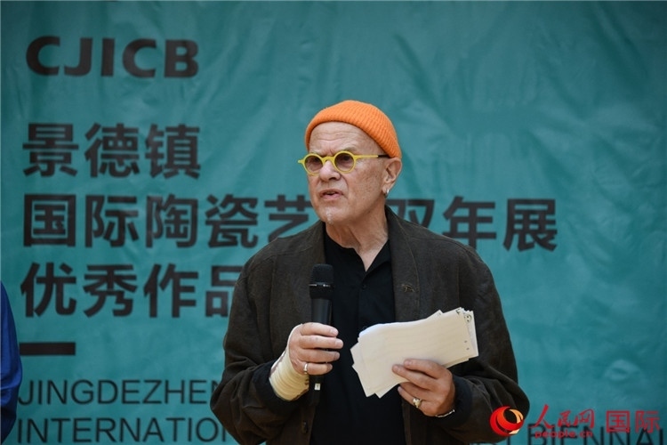 瑞典藝術(shù)家托比恩·卡爾斯博致辭。人民網(wǎng)記者 殷淼攝