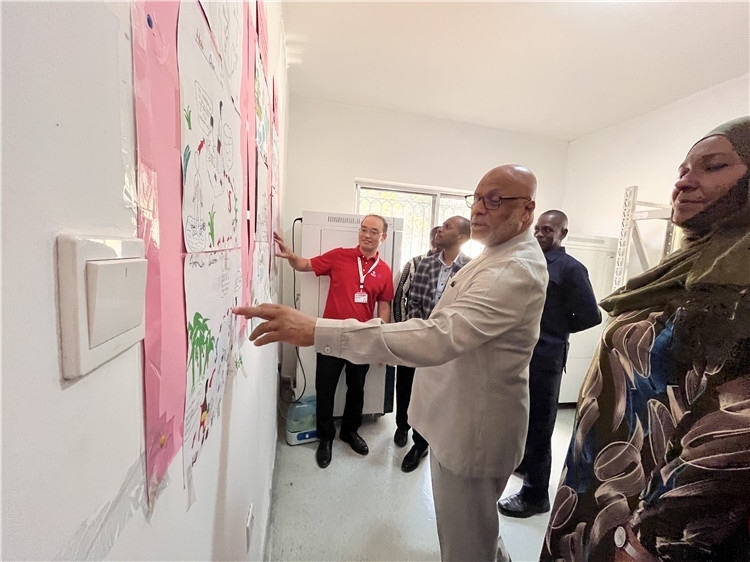 坦桑尼亞桑給巴爾衛(wèi)生部部長馬茲伊參觀科普室。專家組供圖