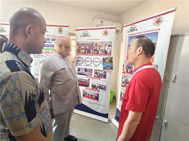 中方專家組組長黃玉政介紹項(xiàng)目進(jìn)展。專家組供圖