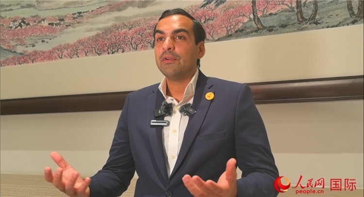 毛里求斯民議會議長阿德里安·夏爾·杜瓦爾接受媒體采訪。人民網(wǎng) 鐘文興攝