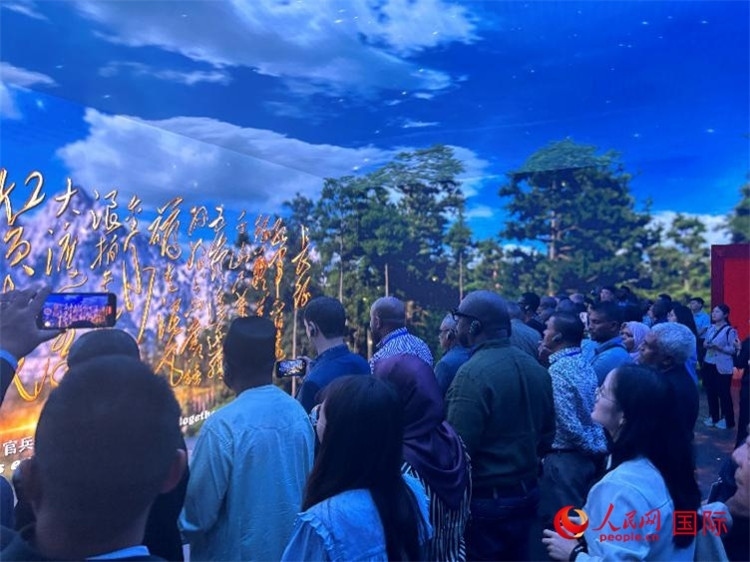 代表團(tuán)在全景影院中感受長(zhǎng)征場(chǎng)景。人民網(wǎng) 曹欣悅攝