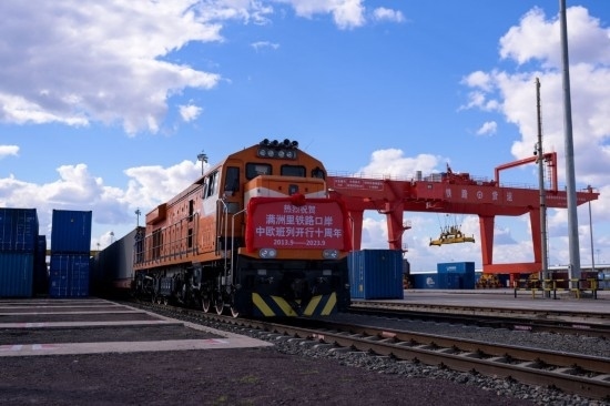 2023年9月20日，一列中歐班列行駛在內蒙古滿洲里站貨運車間集裝箱場。作為我國向北開放的“橋頭堡”、中歐班列“東通道”的重要口岸，滿洲里鐵路口岸不斷加大中歐班列通道能力建設，進一步提升運輸效率和品質