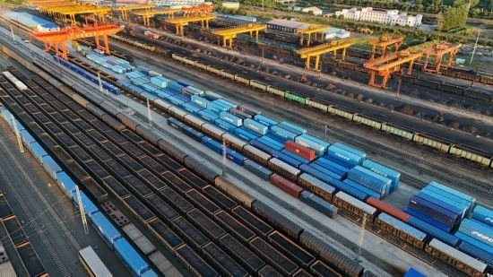 這是2024年8月14日在黑龍江綏芬河鐵路口岸集裝箱換裝場拍攝的集裝箱換裝作業(yè)現(xiàn)場（無人機照片）。今年前七個月，綏芬河鐵路口岸開行中歐班列573列，運量達55246標箱，同比分別增長23%和18%，班列數量持續(xù)保持高位運行。