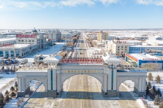 這是2024年1月31日拍攝的中國（黑龍江）自由貿易試驗區(qū)黑河片區(qū)（無人機照片）。五年來，中國（黑龍江）自由貿易試驗區(qū)將“試驗田”種成“高產田”，以全省萬分之三的面積，貢獻了全省約五分之一的實際使用外資和七分之一的外貿進出口，在對外合作、降低物流成本、培育特色產業(yè)和新業(yè)態(tài)新模式等方面深入探索，成功產出超過300項制度創(chuàng)新成果。