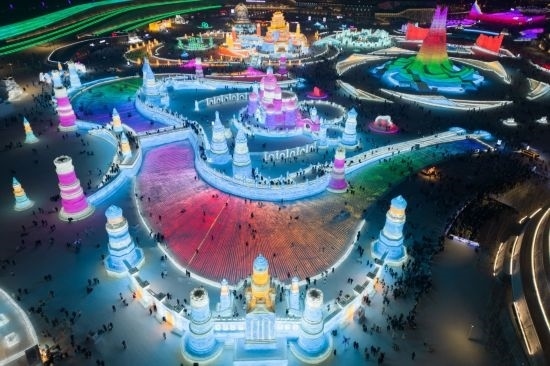 2024年1月1日，來自世界各地的游客在哈爾濱冰雪大世界園區(qū)內游玩（無人機照片）。