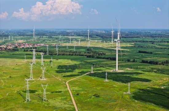 這是2024年7月19日拍攝的內蒙古通遼238萬千瓦風電項目（無人機照片）。此項目每年可將75億千瓦時清潔電能經扎魯特—青州±800（千伏）直流特高壓外送通道送至山東地區(qū)消納，相當于滿足受端地區(qū)超過300萬戶居民家庭用電需求，節(jié)約標煤261萬噸，減少二氧化碳排放634萬噸。