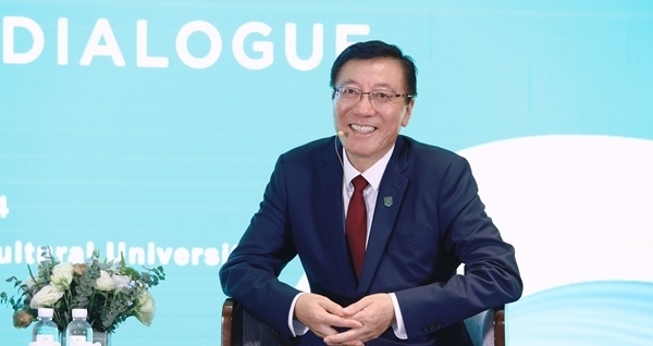 孫其信在2024世界農(nóng)業(yè)科技創(chuàng)新大會(huì)首場(chǎng)大咖對(duì)話上發(fā)言。中國(guó)農(nóng)業(yè)大學(xué)供圖