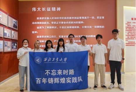 實踐隊員學習長征精神。學校供圖