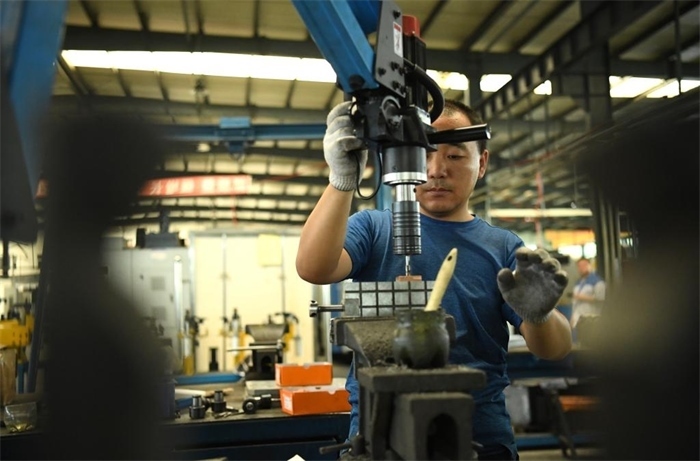 2024年7月30日，在長春吉林通用機(jī)械（集團(tuán)）有限責(zé)任公司模具裝配生產(chǎn)線，鉗工在進(jìn)行攻絲操作。近年來，吉林通用機(jī)械（集團(tuán)）有限責(zé)任公司通過數(shù)字化改造、智能化升級提高生產(chǎn)效率，提升產(chǎn)業(yè)競爭力，已成為全球鋁加工汽車輕量化零部件知名供應(yīng)商，為奧迪、大眾、寶馬、奔馳、保時(shí)捷等多家品牌主機(jī)廠供應(yīng)零件。新華社記者柳文惠攝