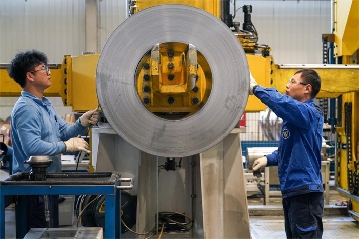 2023年3月16日，工人在位于太倉市高新區(qū)的威爾斯新材料（太倉）有限公司生產(chǎn)車間內(nèi)進(jìn)行加工作業(yè)。新華社記者李博攝