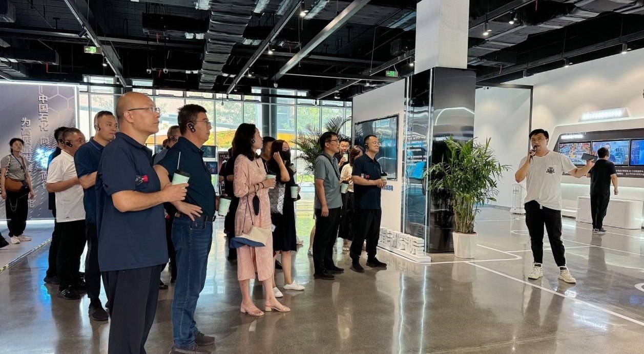 人民網(wǎng)“夢幻靈境”AI展演中心講解。人民網(wǎng) 王戰(zhàn)雄攝